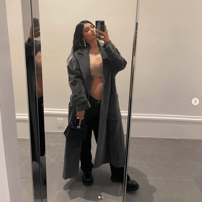 Para looks más casuales, la creadora de Kyle Jenner Cosmetics, al igual que Rihanna, combinó jeans con tops.