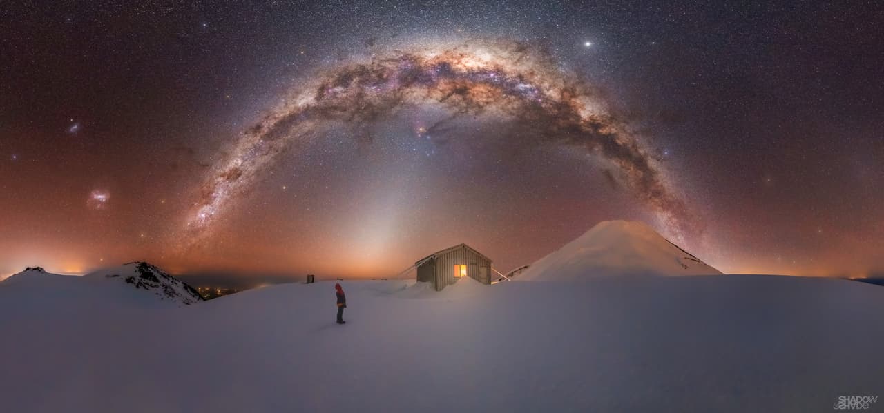 <b>“Vía Láctea en el Monte Taranaki”, tomada desde Nueva Zelanda.</b>
<br>
<br>“Esta es una de las imágenes más difíciles que he logrado. Tuve que escalar durante cuatro horas para llegar a la cima de la montaña Fanthams Peak, un volcán en la ladera del monte Taranaki”, dijo sobre esta imagen el fotógrafo. “En esas condiciones extremas tuve que adaptarme a los ajustes que me permitieran hacer la fotografía”, agregó.