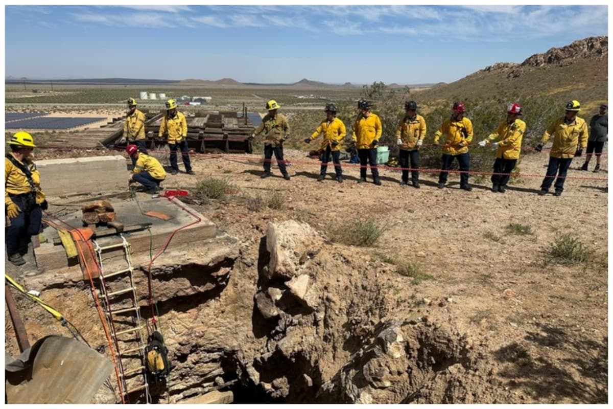 Le pusieron un arnés y entre una fila de bomberos jalaron la cuerda para subir a su compañero y a la persona herida.