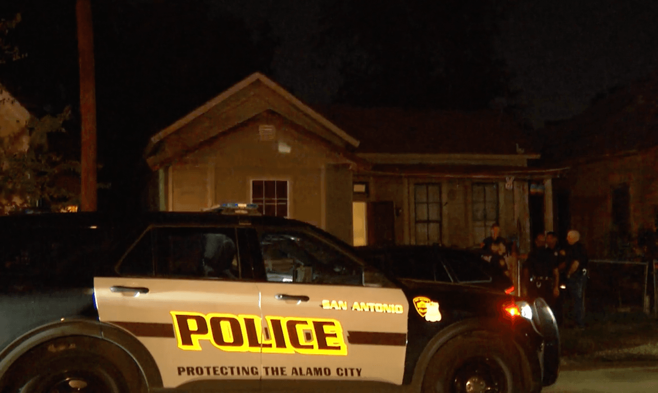 Un adolescente llama a la policía al encontrar muertos a sus padres; investigan posible asesinato-suicidio