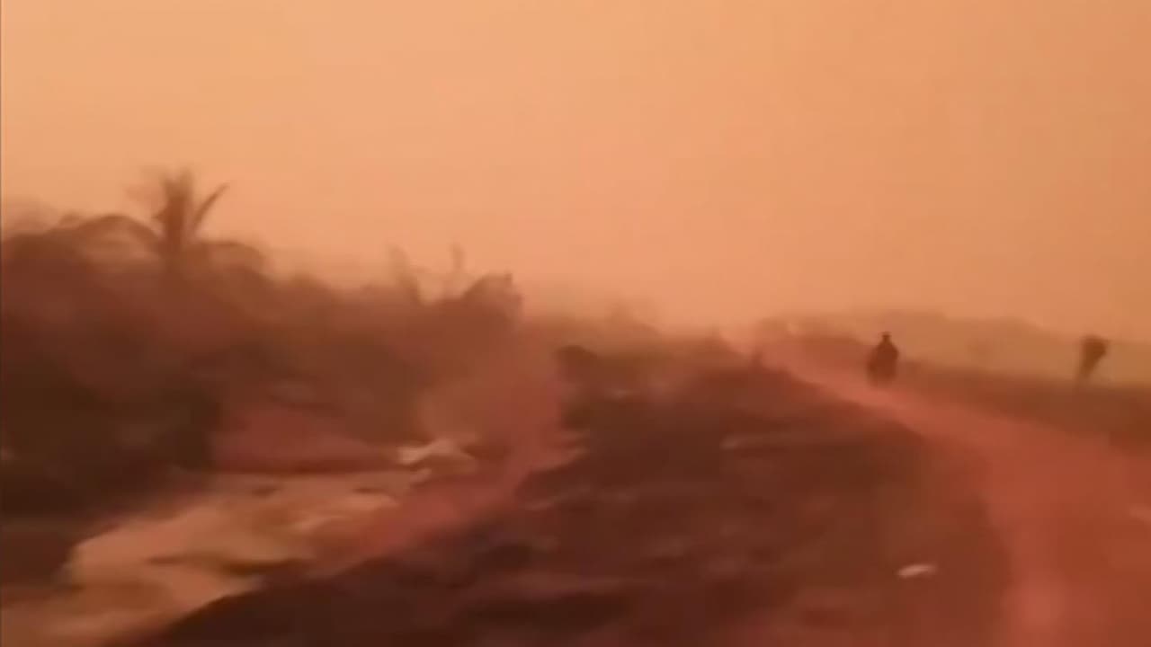 "Esto es la Tierra, no el planeta Marte": el cielo se tiñó de rojo en partes de Indonesia