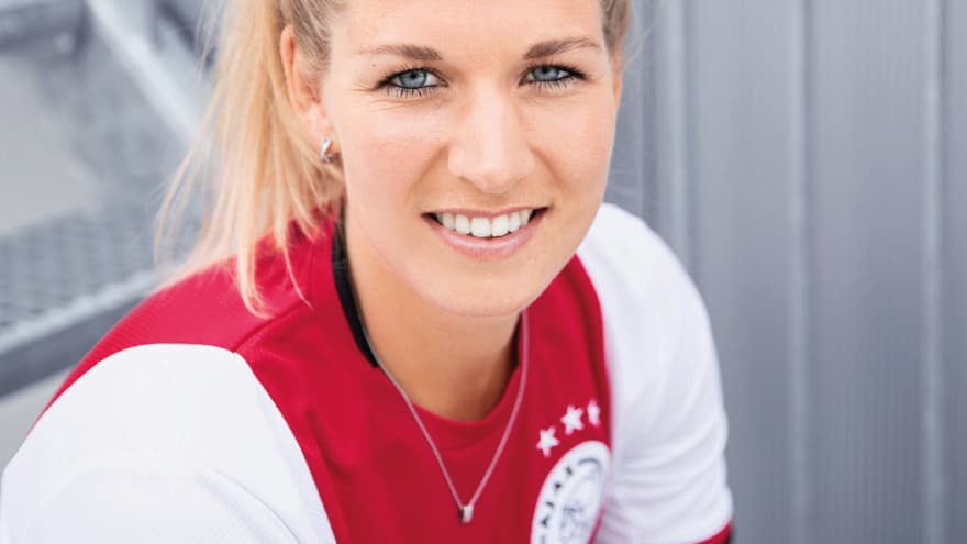 Después de la desolación por la dura eliminación de la Champions League a manos del Tottenham, el Ajax anunció su playera para la siguiente temporada con tintes algo retro. Los detalles negros en cuello y puños regresan, así como las tres franjas de la marca alemana en los laterales del torso y el escudo en fondo blanco.