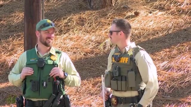 Según el sargento Jesse Decanay de la Oficina del Sheriff, el tiroteo con los agentes ocurrió después de esfuerzos prolongados por calmar la situación. Imágenes mostraron una fuerte presencia policial en una zona residencial cerca de la autopista 50. La escena permaneció activa para investigación, sin identificaciones públicas de las víctimas o el sospechoso.