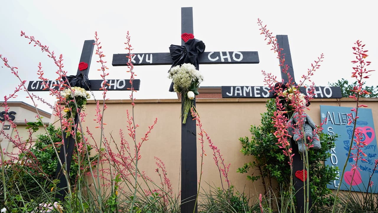 Cruces con los nombres, Cindy Cho, Kyu Cho y James Cho, que fueron víctimas del tiroteo masivo en Allen, están de pie en un monumento improvisado por el centro comercial, miércoles, 10 de mayo 2023, en Allen, Texas.