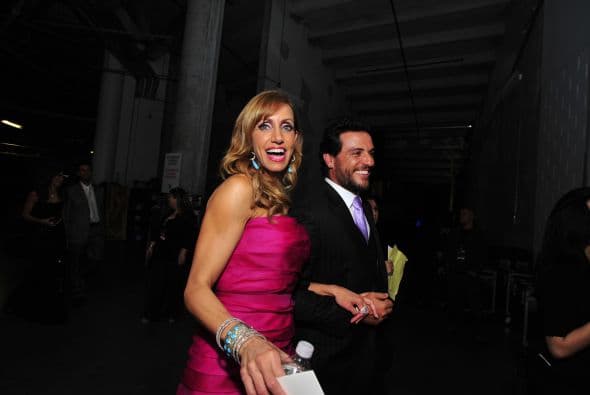 Lili Estefan también ha aparecido muy sonriente por el backstage.