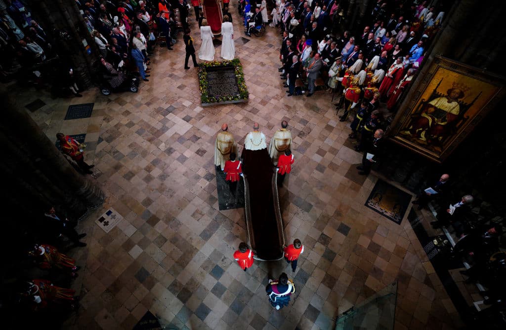 "¡Que Dios salve al rey Carlos!", gritaron los asistentes dando inicio a la ceremonia con este reconocimiento, acompañado de una fanfarria de trompetas, después de que Carlos III y Camila, de 75 años, entraran vestidos con capas ceremoniales tras una breve procesión en carroza desde el Palacio de Buckingham.