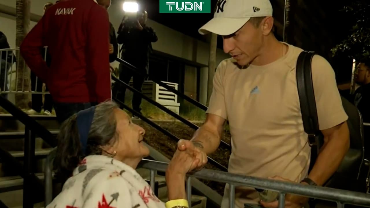 Guardado cumple sueño de fiel aficionada del Tri en California