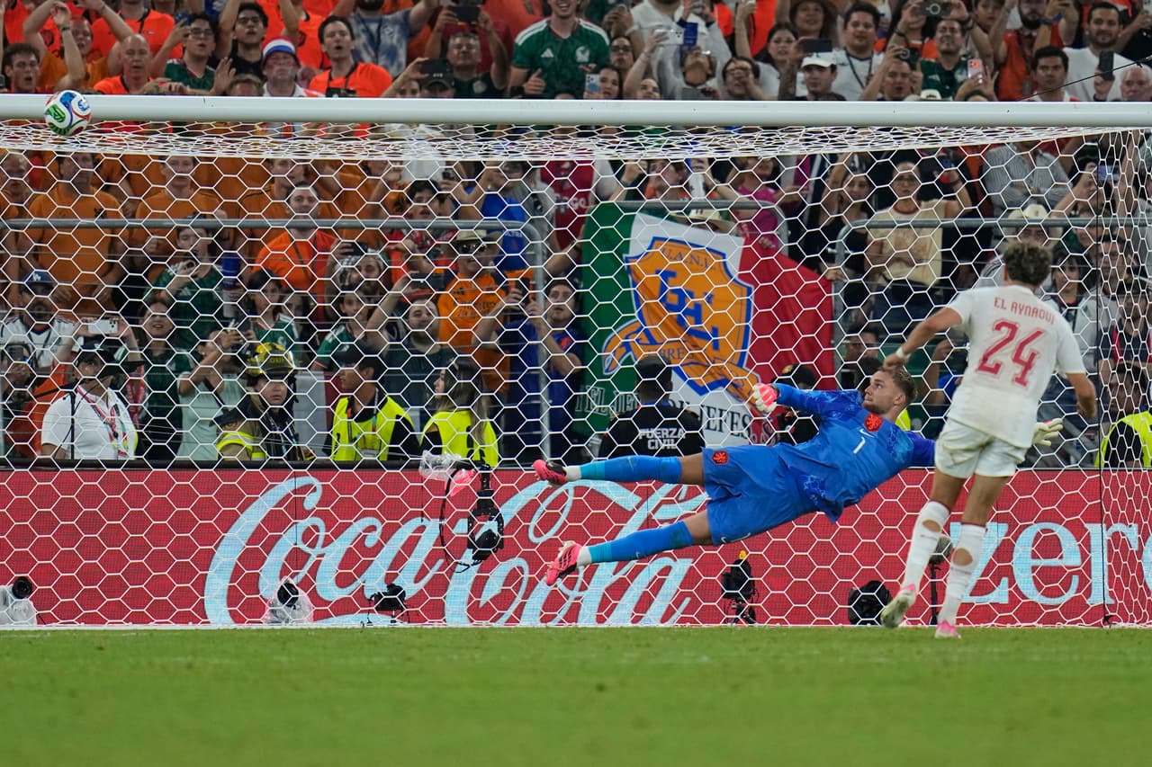 El marroquí Neil El Aynaoui (24) golpea el travesaño al fallar un penal durante el partido de dieciseisavos de final de la Copa del Mundo entre Países Bajos y Marruecos en Guadalupe, cerca de Monterrey, México, el lunes 29 de junio de 2026.
