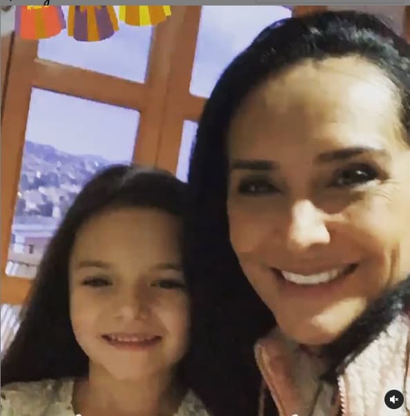 "Si no te procuras, la madre en el mundo en general y sobre todo en culturas como la nuestra, la mamá se vuelve la víctima de las circunstancias" y agregó "las mujeres, las madres hoy en día no pueden no deben permitirse que sus hijos las sobrepasen".
<br>