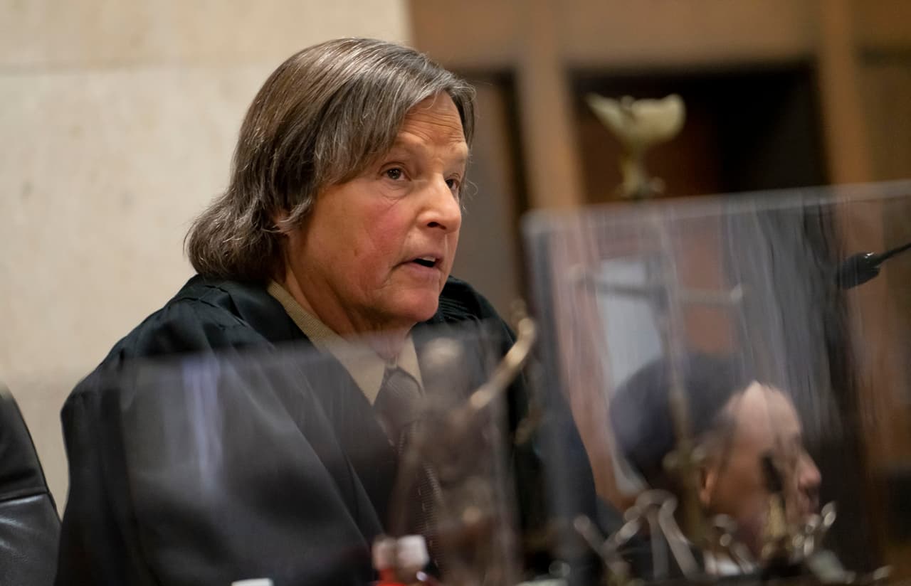 El juez James Linn, durante la sentencia.