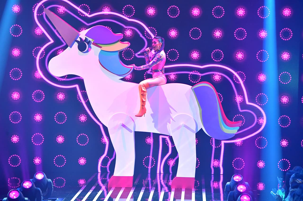 En el último episodio de Reina de la Canción y el último performance de Vikina, la participante con ascendencia de Ecuador y Cuba participó en el reto de esta noche: ¿quién lo hace mejor?