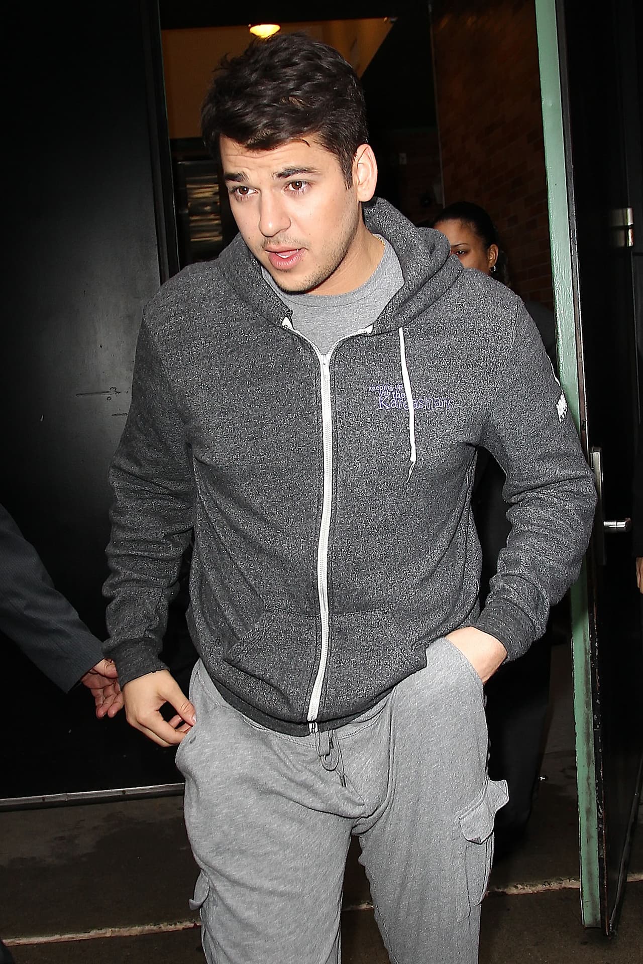 'Él (Rob) está en un buen camino ahora', comentó Kriss Jenner a 
<i>ET</i>, y agregó que él estaba haciendo ejercicio y que estaba muy bien. Por otro lado, KIm Kardashian demostró que apoyaba a su hermano a pesar del distanciamiento que habían tenido un año antes, pues ambos compartían mensajes en Twitter en donde dejaban ver que el dúo de hermanos se habían convertido en compañeros de ejerecicios: '¡Levantada y lista! ¡Es hora de hacer ejercicio con @robkardashian', publicó Kim en la red social.