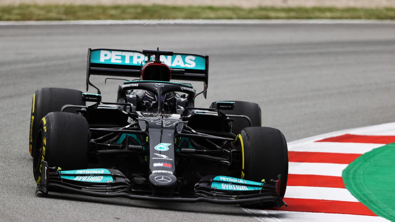 Hamilton gana el GP de España y Sergio Pérez termina en quinto