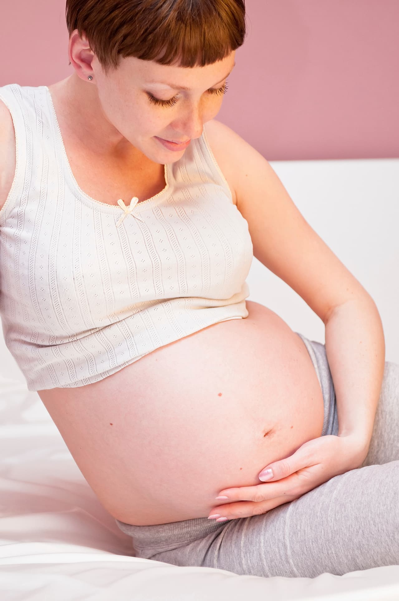 Aunque son más comunes en el embarazo, debido a que la piel del abdomen se expande por el crecimiento del bebé, también pueden aparecer en mujeres de cualquier edad, pero también en hombres.