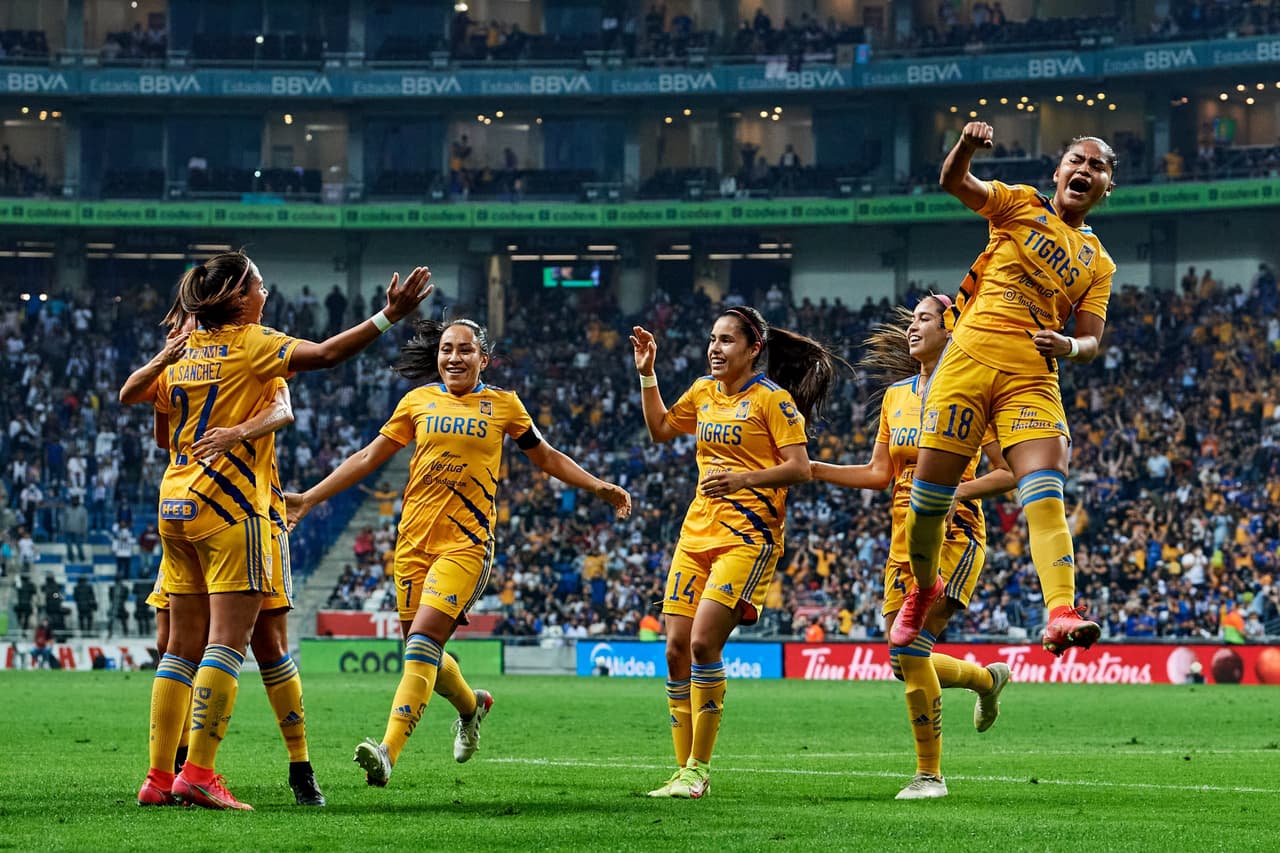 Pero en menos de 10 minutos, Tigres encontró el empate tras un disparo cuyo rebote quedó a merced de Alejandra Espinoza para empujar el balón de cabeza.