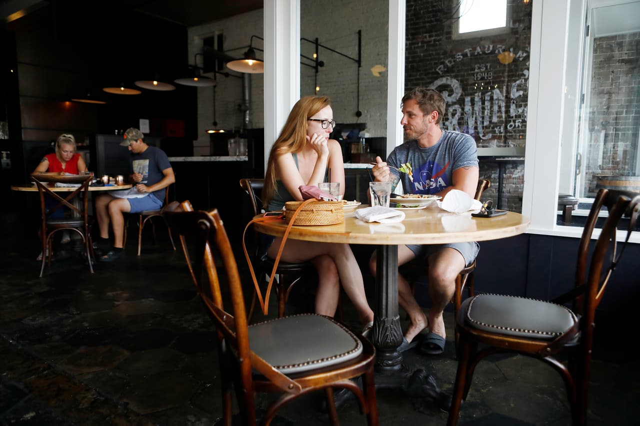 Los establecimientos también deberán tener las puertas y ventanas abiertas, y los aires acondicionados encendidos, cuando haya clientes.
<br>
