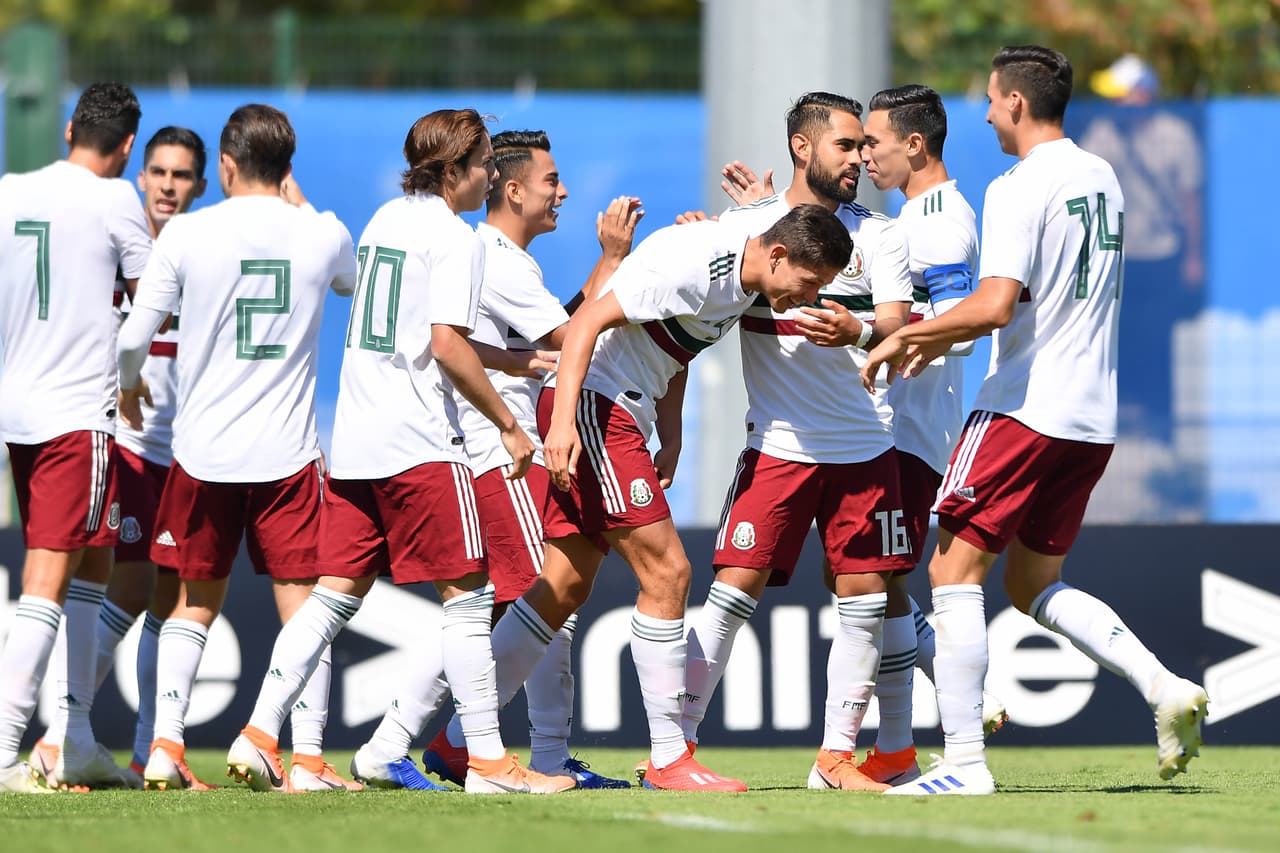 El delantero se anticipó a toda la defensa rival y en el primer palo se lanzó de cabeza para cambiarle la dirección a la pelota.