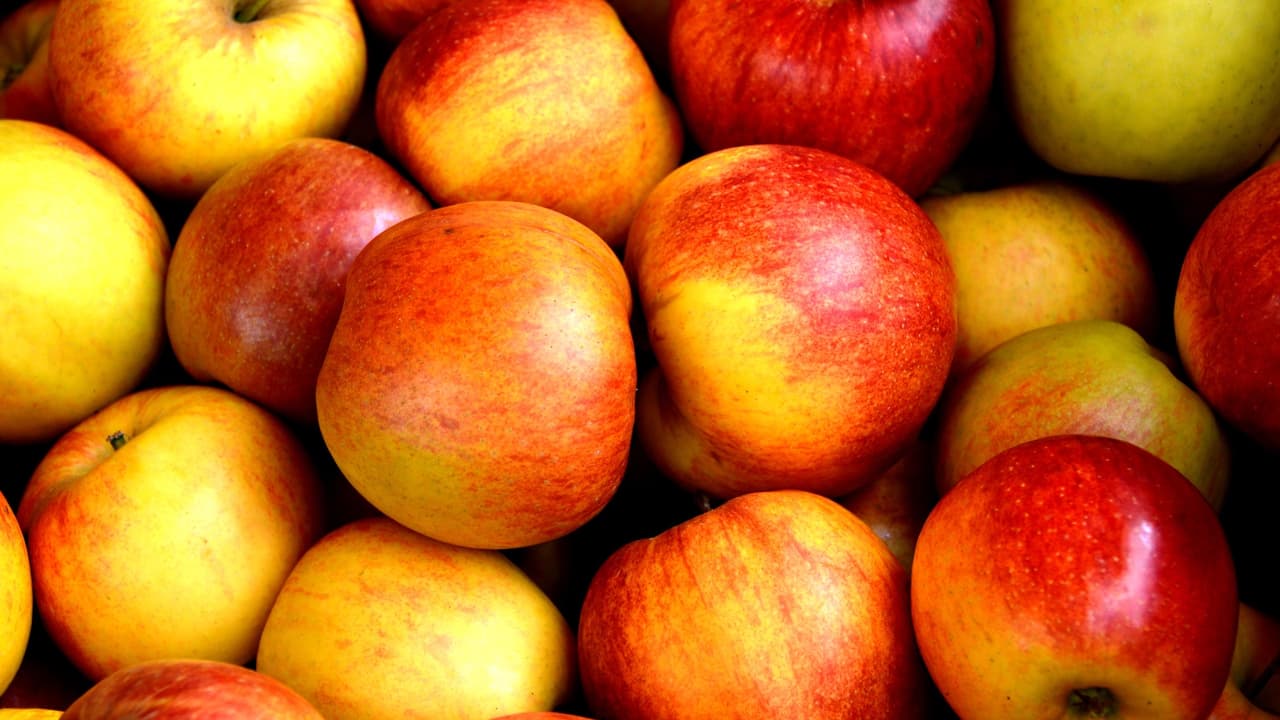 Retiran manzanas del mercado por posible contaminación de Listeria