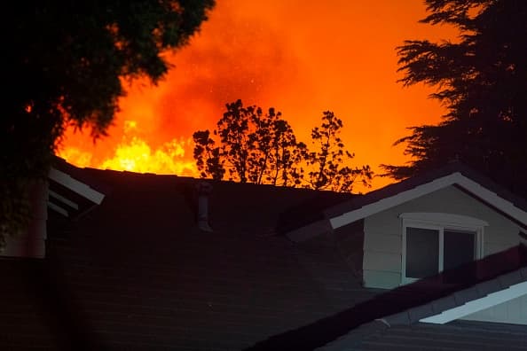 Hasta ahora no se han reportado víctimas mortales, pero al menos
<a href="https://www.univision.com/local/los-angeles-kmex/el-incendio-saddle-ridge-provoca-la-evacuacion-obligatoria-de-30-000-personas-en-porter-ranch-video">100,000 residentes han tenido que salir rápidamente de sus casas </a>desde la noche de este jueves y hasta la madrugada del viernes por la propagación de las llamas.