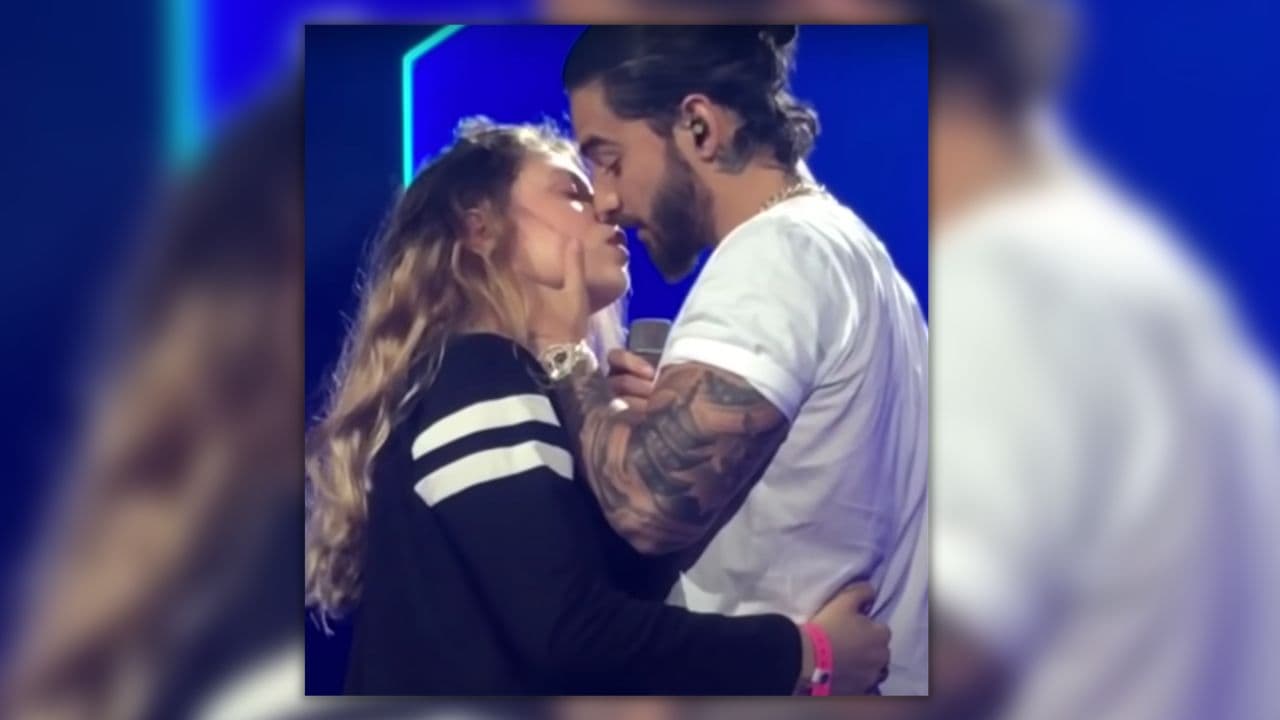 <h3 class="cms-H3-H3">Maluma </h3>
<br> 
<br>Este es uno de los momentos más recordados por los seguidores del colombiano, y no es la primera vez que sus fanáticas intentan robarse un beso al cantante. En 2018 una fanática fue invitada a subirse a la tarima mientras 
<a href="https://www.univision.com/musica/maluma-lanza-colecciones-de-ropa" target="_blank">Maluma</a> interpretaba ‘El Perdedor’, se iba acercando a la cara de ella, cuando inesperadamente la chica intentó besarlo, pero 
<a href="https://www.univision.com/musica/artistas-han-encendido-las-redes-con-sus-amistades-fotos" target="_blank">el cantante</a> corrió su cara, y le dio un pico, juntos salieron tomados de la mano a la parte trasera del escenario y se despidieron.