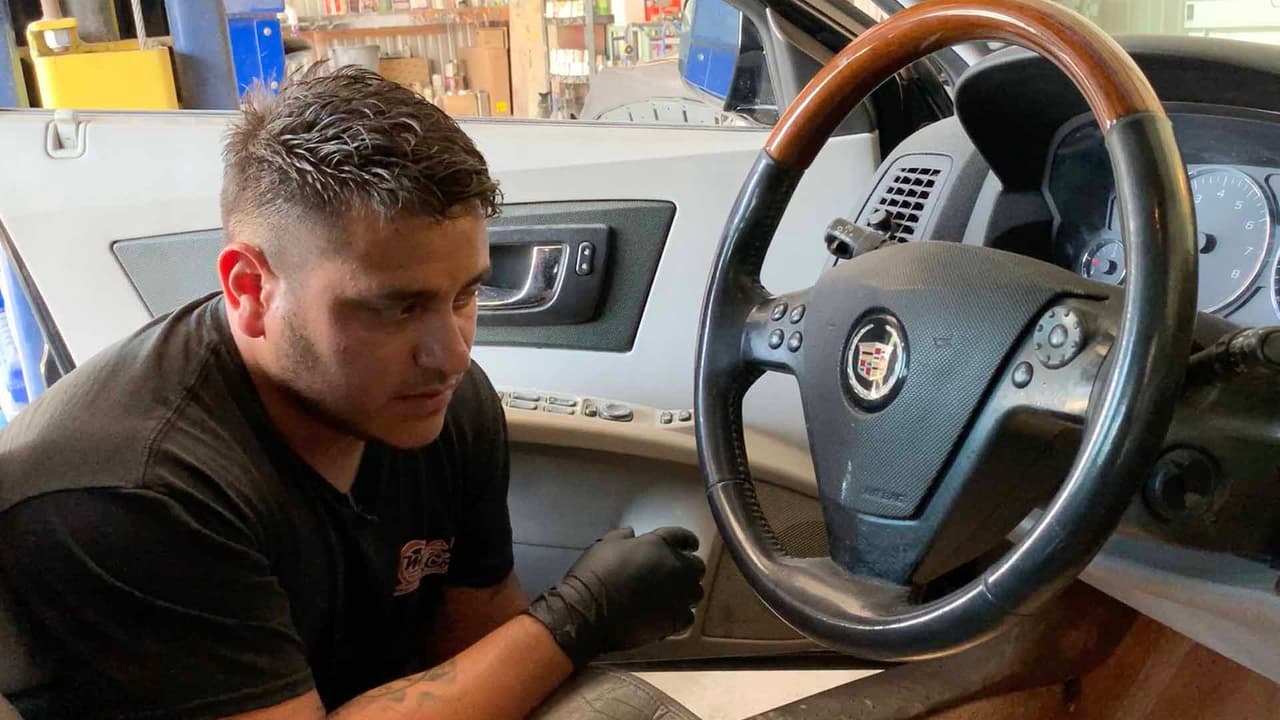 Expertos en mecánica automotriz, como Alonso Castor quien tiene un taller en Houston, recomiendan tomar esto muy en cuenta al momento de comprar un automóvil usado porque hay quienes le alteran el millaje para que sea más fácil venderlo.