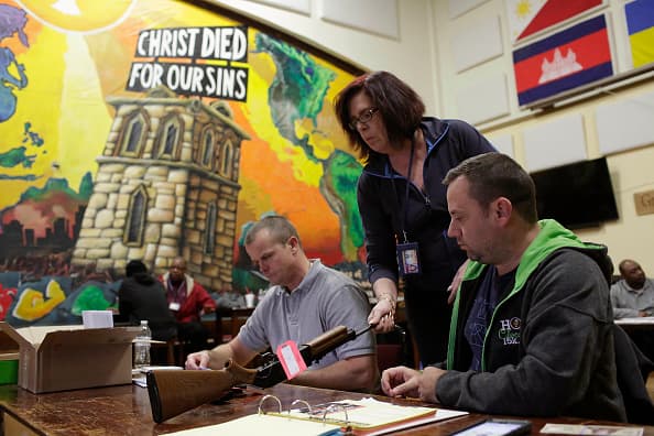 Y recibieron 10 dólares en tarjetas de regalo por cada pistola de aire o réplica de arma de fuego, entre otros.