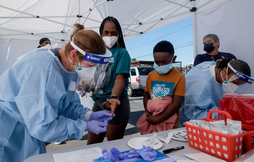 <b>No tener que hacerse una prueba del covid o aislarse si se ha estado en contacto con un contagiado.</b> Las personas que viven en una institución, como un centro penitenciario o una residencia de ancianos, sí deberán hacerlo, incluso sin tener síntomas.