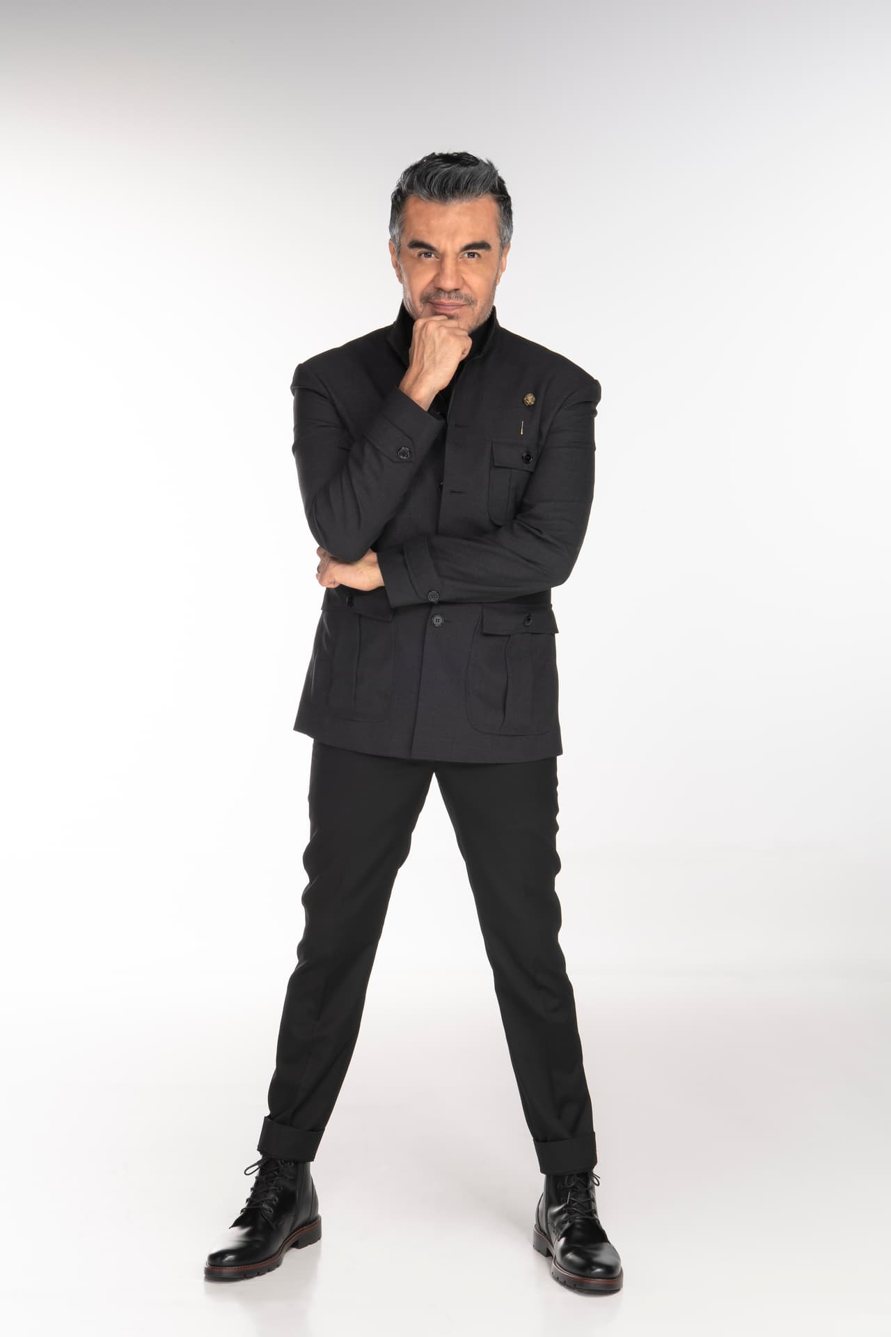 El actor y comediante Adrián Uribe es el nuevo conductor de ¿Quién Es La Máscara?