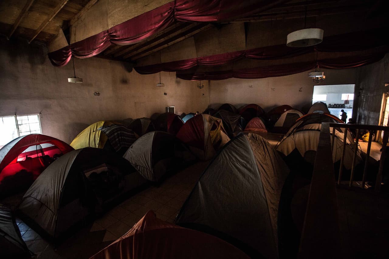 Tanto en este como en otros albergues (como el Movimiento Juventud 2000) 
<b>los migrantes duermen en carpas, en ocasiones una familia completa en cada una de ellas. </b>Algunos explicaron que 
<b>el hacinamiento en el que viven genera un caldo de cultivo para que muchos virus o enfermedades como varicela se pasen de unos a otros</b> y permanezcan en el ambiente. Otros contaban que son picados por pulgas que hallan entre sus cobijas y ropa.