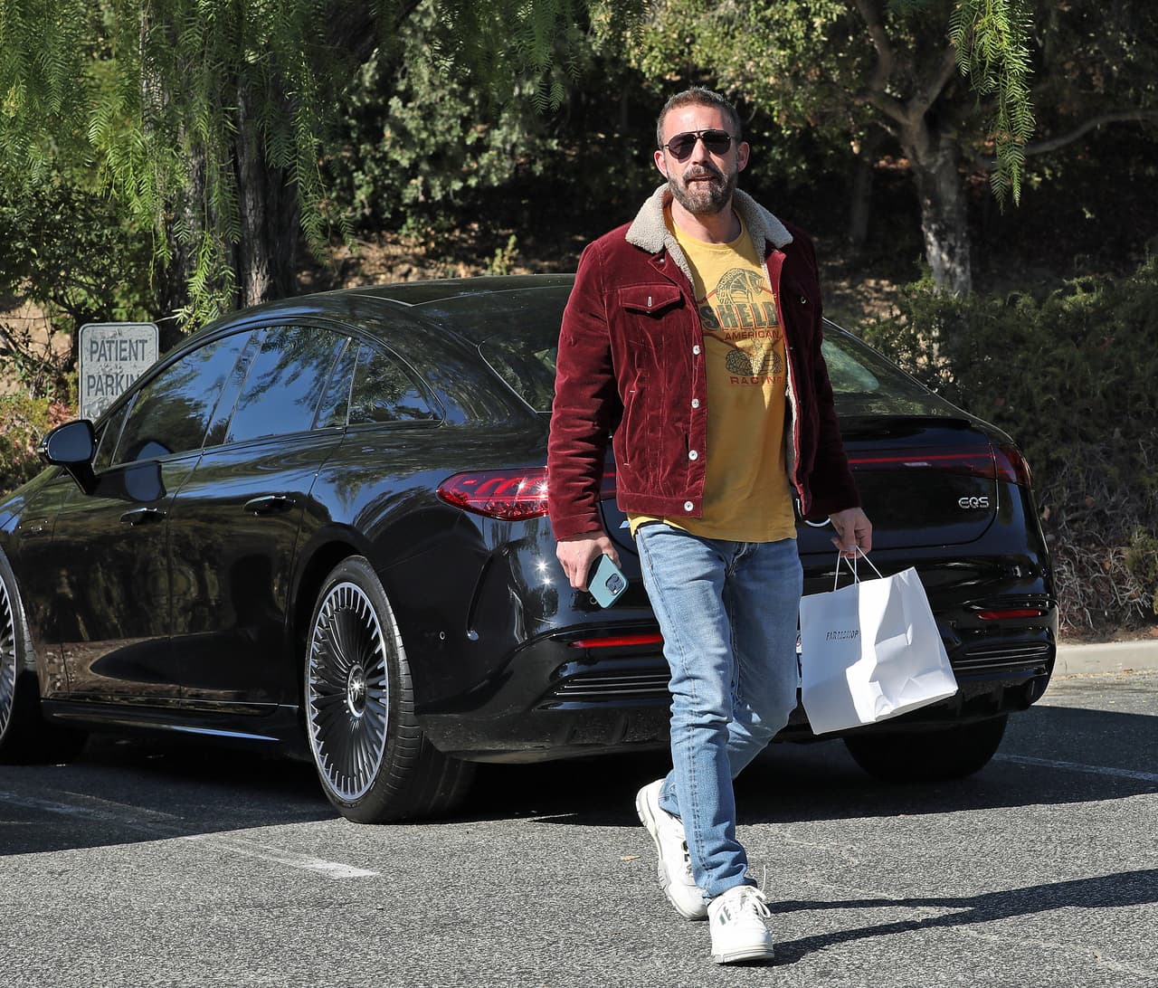 Ben Affleck llegando a un centro de rehabilitación en California.