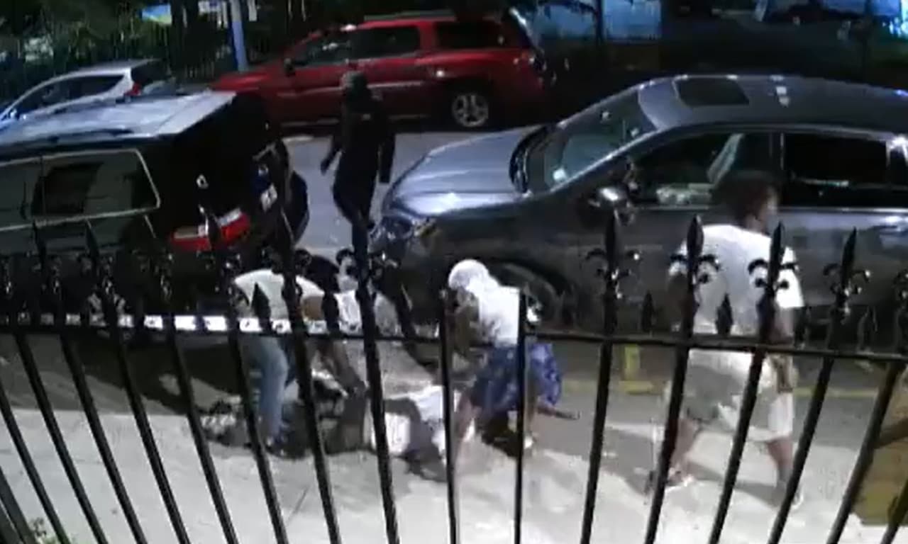 Sospechosos dan golpiza a hombre de 67 años para robarle sus pertenencias en el Bronx