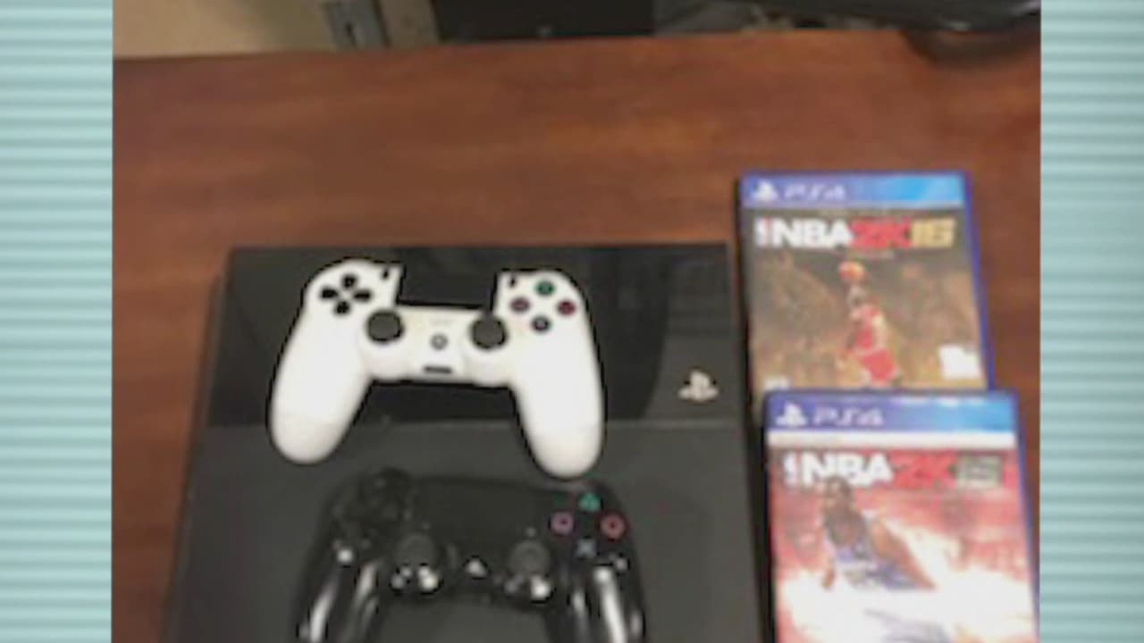 La policía organiza esta subasta de distintos artículos que nunca fueron reclamados por sus dueños, como pantallas, consolas de videojuegos, herramientas y otros.