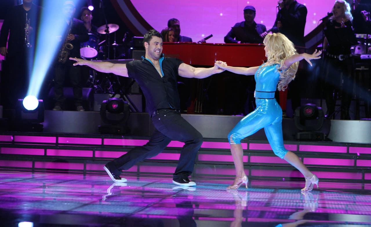 El elenco del 2010 reunió también a varios integrantes del género regional mexicano como al cantante Rogelio Martínez, quién causó tremenda polémica al enamorarse de la bailarina que lo acompañó durante las galas.
<br>
<b><a href="http://www.univision.com/shows/mira-quien-baila/se-enamoro-de-la-bailarina-asi-le-cambio-la-vida-a-rogelio-martinez-despues-de-mira-quien-baila">LEE: El amor que le cambió la vida a Rogelio Martínez</a></b>