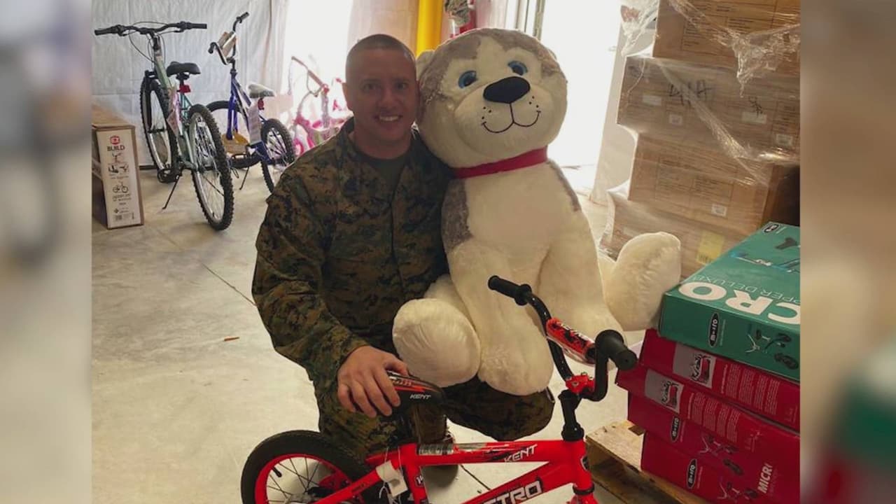 Diciembre: Brian Baez. Este hombre es el líder de un grupo de militares que recorre las calles, viviendas y negocios de la ciudad en busca de donaciones para los menores más necesitados, logrando recaudar más de 200.000 regalos en los últimos dos años.
<br> 
<a href="https://univision.wyng.com/Angel_del_41_2021" target="_blank">Haz clic aquí para votar</a>
<br>