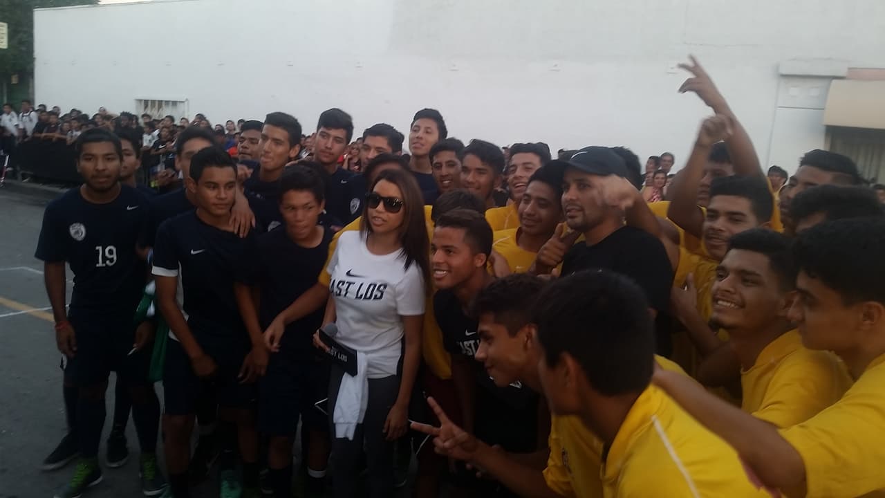 Giovani Dos Santos convivió con niños y jóvenes de Los Ángeles