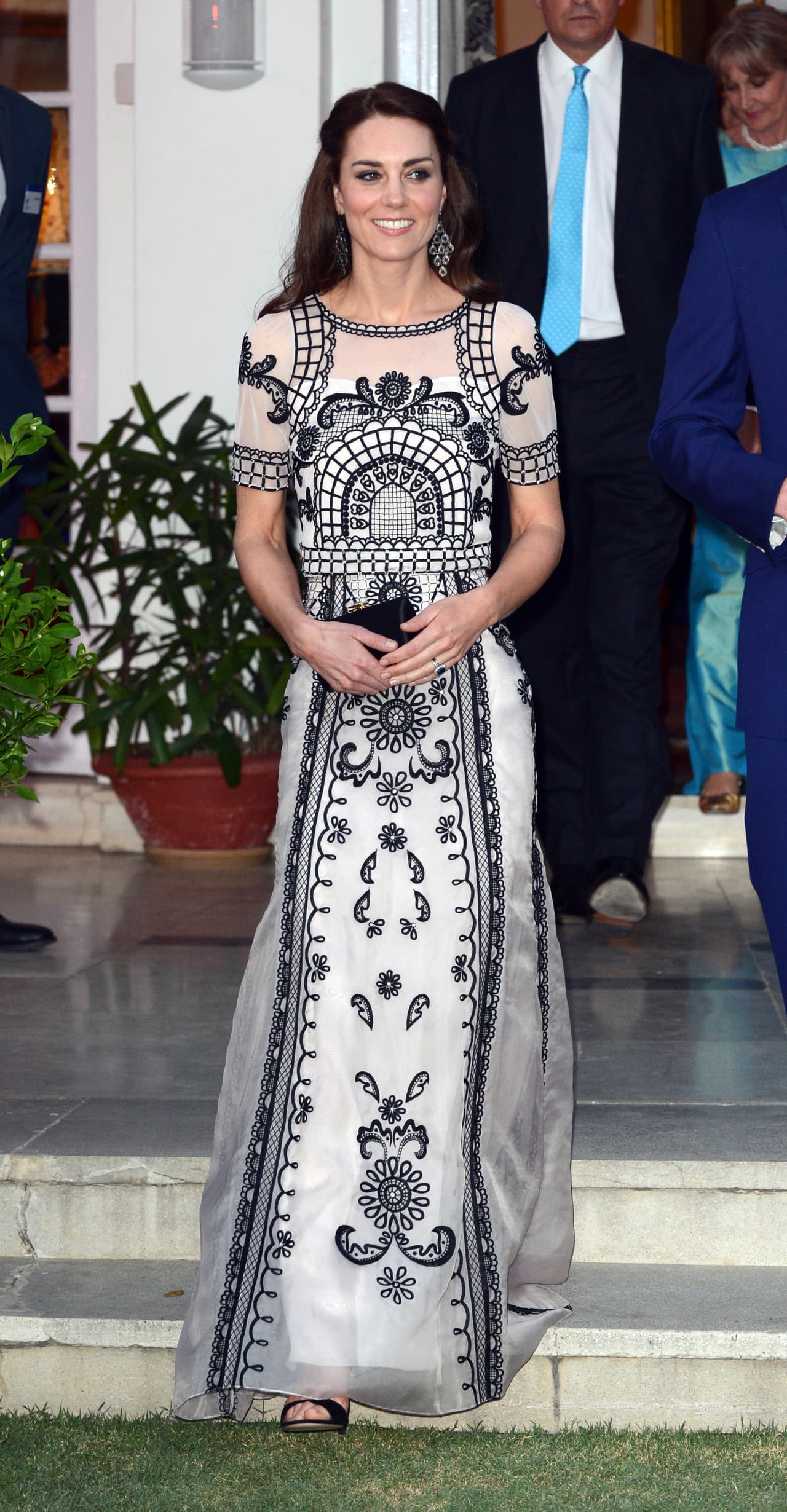 En su segundo día de su viaje por India este año, Kate Middleton usó este vestido blanco y negro de Temperley London.