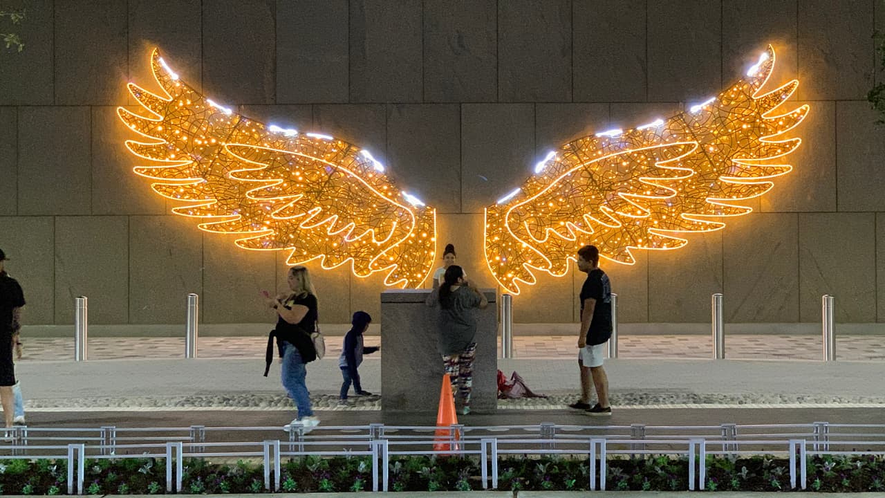La atracción incluye un imponente conjunto de alas de ángel donde los visitantes se toman muchas fotos.