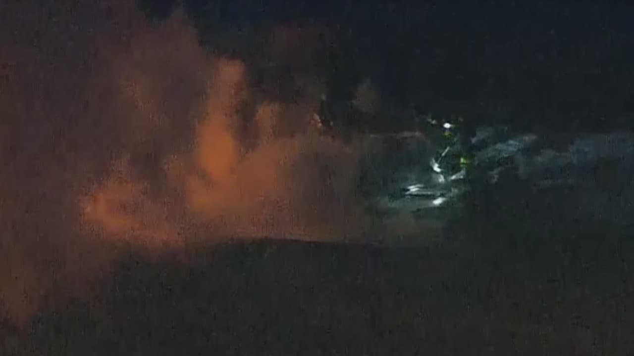 Bomberos luchan contra un incendio en el oeste de la ciudad.