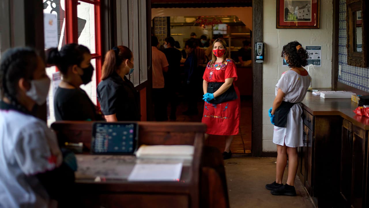 El distanciamiento social que consiste en seis pies debe ser obligatorio entre empleados y clientes.