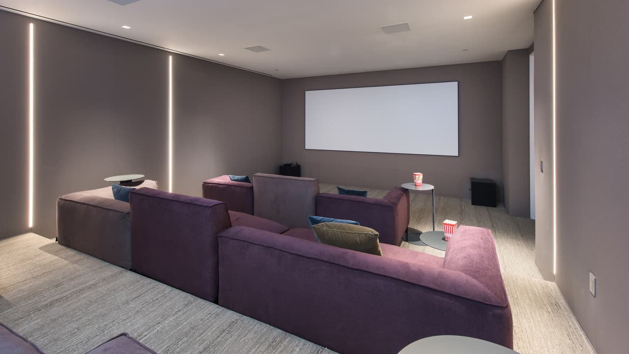 El lugar también cuenta con sala de cine, puertas automatizadas y sala de vinos con temperatura regulada.