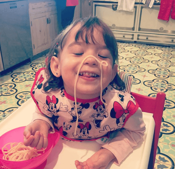 "...no come pero como se divierte la loquita esta", Alan goza cada momento junto a ella.