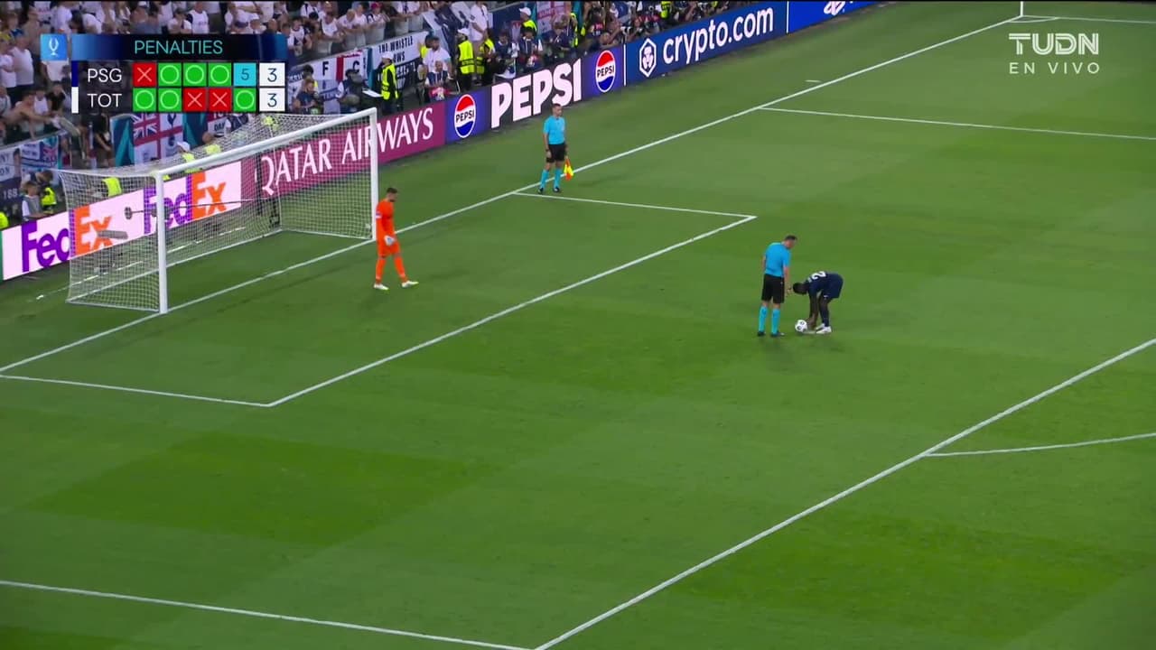 ¡GOL!  anota para Paris Saint-Germain. Nuno Mendes