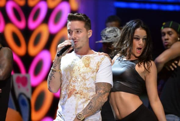 Otro que se subió al escenario a ensayar su show del jueves fue J Balvin. Por nada perdía esa mirada tan seductora.