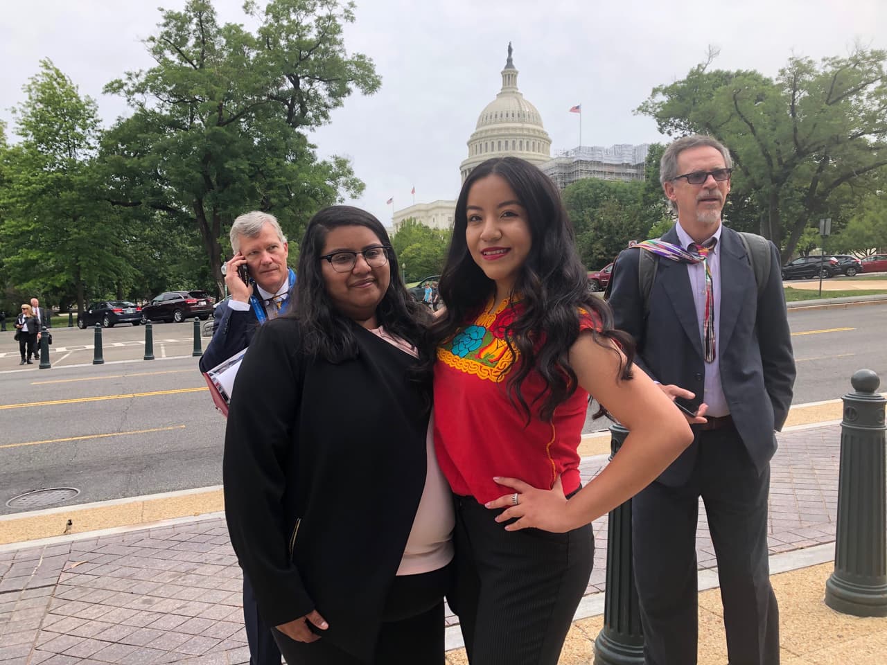 <b>Andrea Guevara (derecha) nació en Guanajuato (México) pero vive en California e Itzel Pérez (izquierda) es originaria de Puebla (México) y reside en Nueva Jersey. </b>Ambas dreamers llegaron a Washington para promover el advance parole para los beneficiarios de DACA, algo que Pérez pudo disfrutar en un viaje educativo en el que también pudo ver a su familia después de 13 años. "No quiero que pasen otros 13 años antes de volver a verlos", dice la joven. "Cuando vi la campaña pensé: 'Si esto es lo que toma para volver a ver a mi familia, pues tendré que hacer activismo'. Vale la pena. No quiero que mi hermano nunca conozca a la familia".
<br>