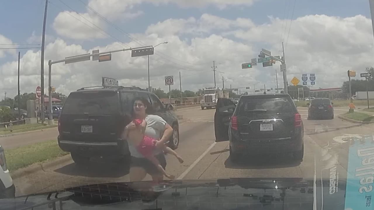 “Empezó a convulsionar”: madre hispana sale del auto con su hija inconsciente en brazos y un oficial le salva la vida