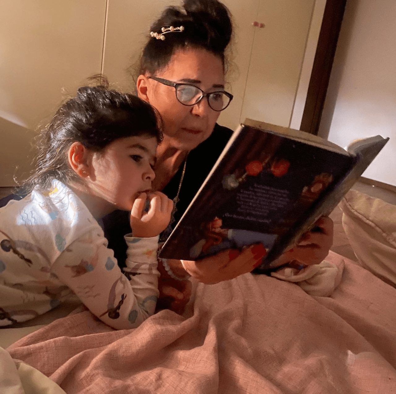 A Lisa, por otro lado, le gusta que le lean cuentos y la conductora mostró el momento en que su mamá Sonia le leía un libro infantil.