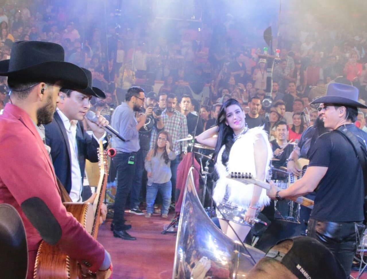 Julión contestó con una brazo a Jorge y dijo: "Son unos amigazazazos y juntos tenemos un chingo de cosas por hacer".