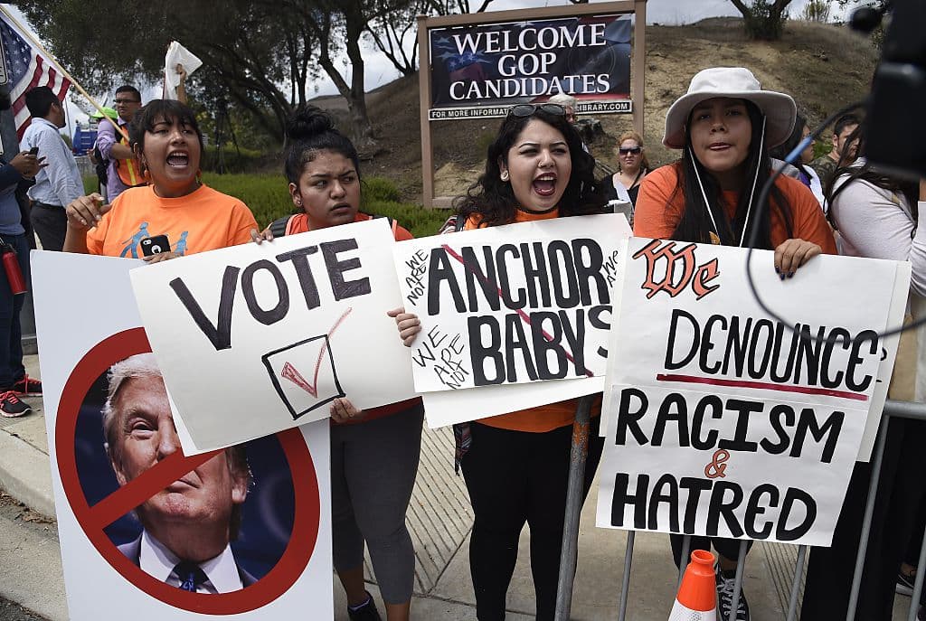 Latinos, immigration and workers' rights advocates and their supporters protest against Donald Trump outside the Republican Presidential Debate at the Ronald Reagan Presidential Library in Simi Valley, California, September 16, 2015 (arquive)