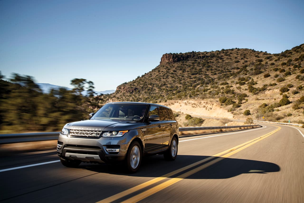 Se declara fan de los modelos ingleses, es por eso que esta 
<b><a href="https://www.univision.com/noticias/land-rover" target="_blank">Range Rover Sport</a></b> también se encuentra dentro de sus favoritas, tal vez por sus facilidades para viajes en familia (el jugador está casado y tiene una pequeña hija) o para manejarla él solo hacia los entrenamientos. Esta SUV deportiva tiene un precio a partir de los 68,00 dólares y puede superar los 100,000 dólares, según la versión, ya que actualmente hay opciones V6 desde 254 hp hasta otras más avanzadas como la híbrida enchufable de 398 HP.