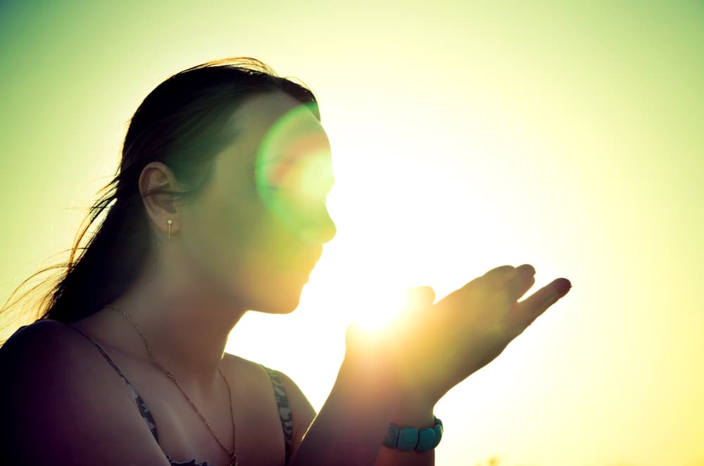 <b>¿Cómo saber si el fantasma o la presencia que siento o veo es “buena” o “mala”?</b>
<br>En entrevista con Ana Mercedes Rueda, autora del libro
<i> ¿Por qué no fluye el amor en mi vida?</i> y especialista en temas de ángeles, menciona que muchas veces al percatarnos de que existe una presencia ante nosotros que no podemos explicar, es lógico y totalmente normal sentir miedo puesto que estamos frente a algo desconocido.